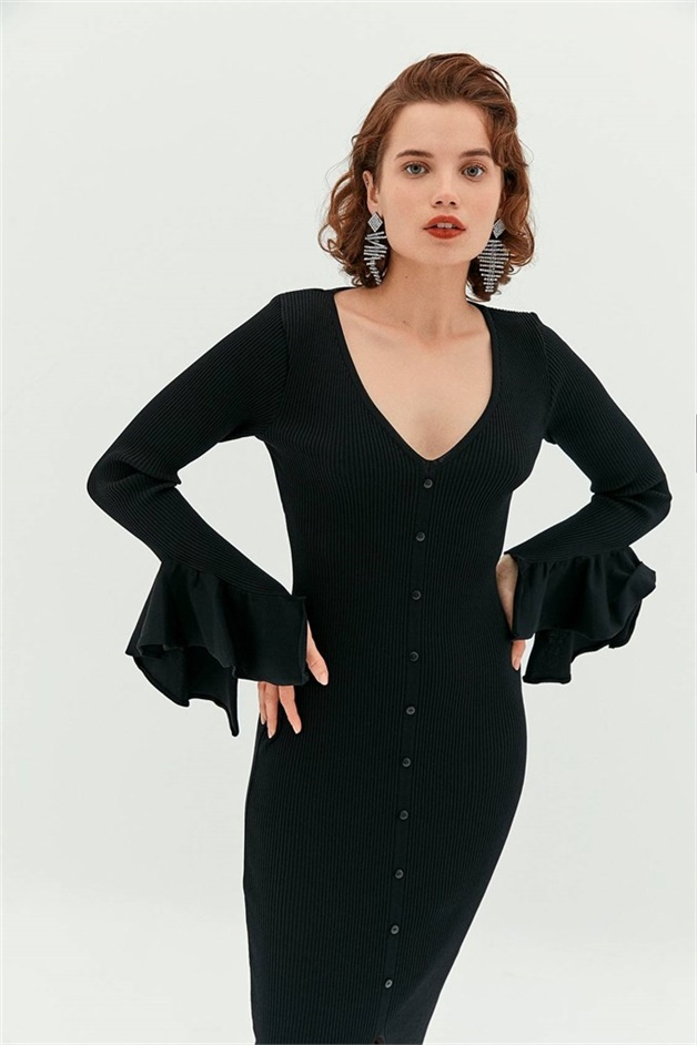 Siyah Kolları Fırfırlı Önü Düğmeli Triko Elbise